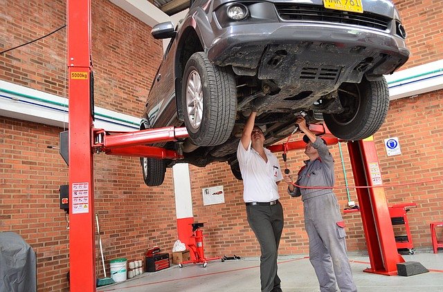 Wymianę zwrotnicy samochodowej warto powierzyć mechanikom.
